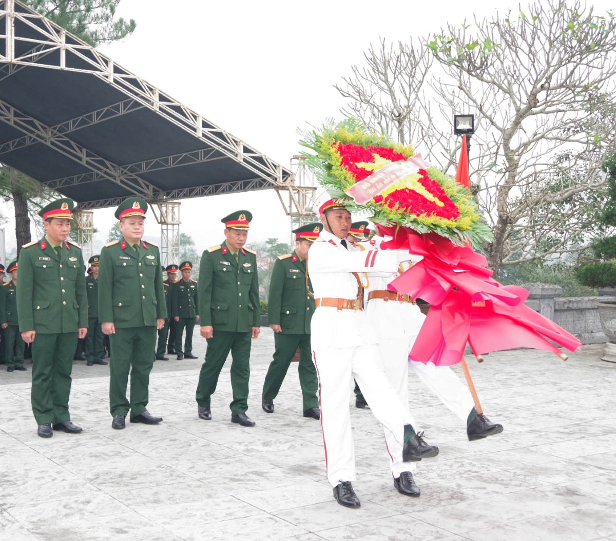 Bộ CHQS TP Huế: Dâng hương, dâng hoa tại nghĩa trang liệt sĩ thành phố